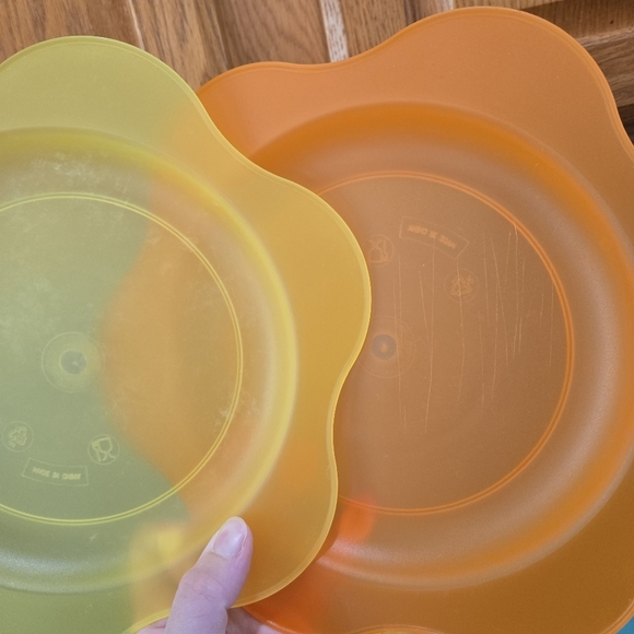 Groovy Flower Orange Yellow Plastic Plates & Bowls Set - Picture 6 of 6